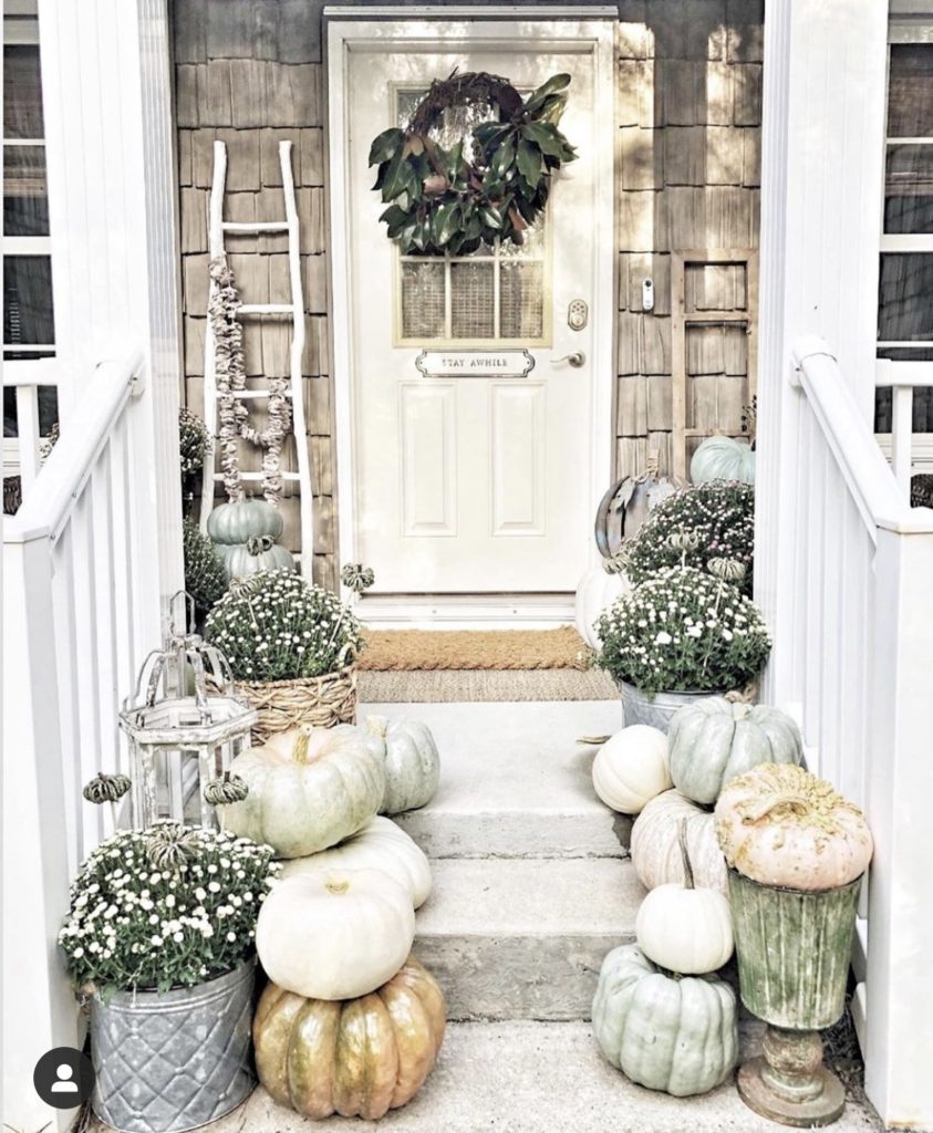 Home with Hay decorate porch for fall